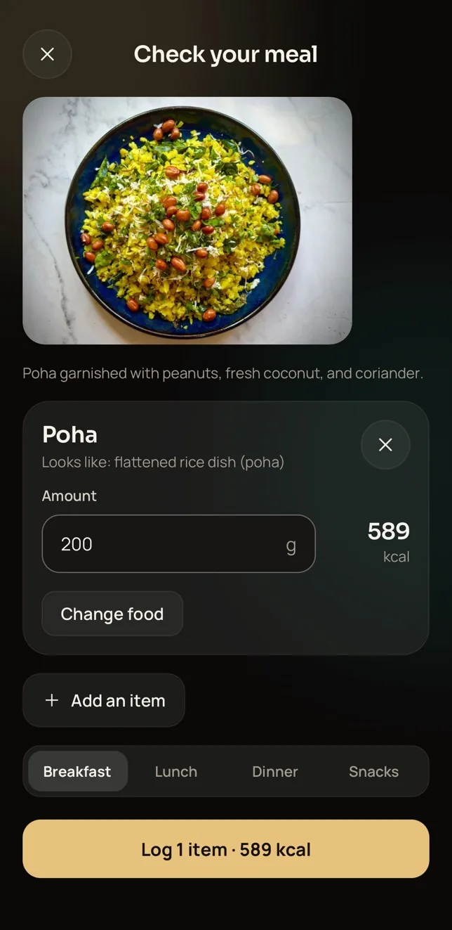 Trainaq shows a meal photo read by AI as poha, 200 g and 589 kcal, ready for the client to confirm.