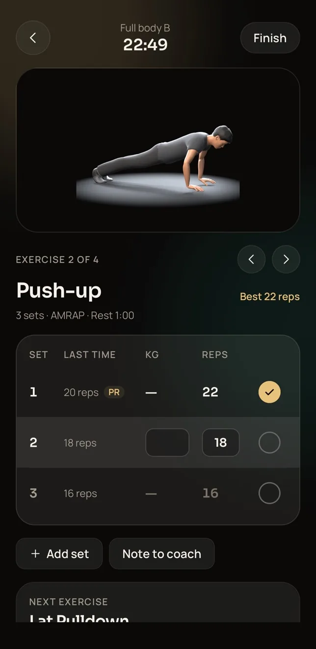 Trainaq shows the workout player with a 3D exercise demo, the reps from last time and a personal record.